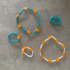 Handgjorda smycken - Jättefina, färgglada spärlsmycken till sommaren! 💗 Här är fler färgkombinationer men har även andra färger så skriv om du har önskemål om färger! Armband med blommor runt hela kostar 50kr, ringar med bara blommor 15kr och ring med bara en blomma 5kr❤️