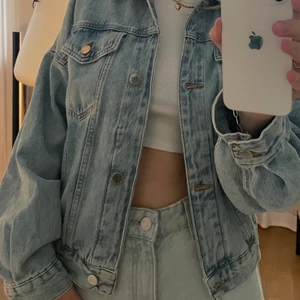 Jeansjacka - Supersnygg ljusblå jeansjacka från Zara. Aldrig använd, lappen kvar. 💕💕 Köparen står för frakten. Kan mötas upp i Lund annars.