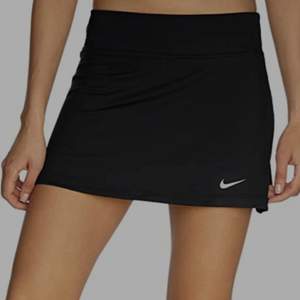 Nike straight knit skirt. Köpt för många år sen men knappt använd alls. De är i träningsmaterial och har shorts under kjolen. Storlek S