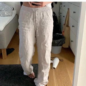 LINNEBYXOR ESPRIT - Säljer dessa nya linnebyxor från sprit. Jag har använt dom 3 gånger så dom ser ut som nya. Ljus beige färg och dom passar mig som är 170 cm lång. Nypris 699kr Köp direkt för 500kr inklusive frakten