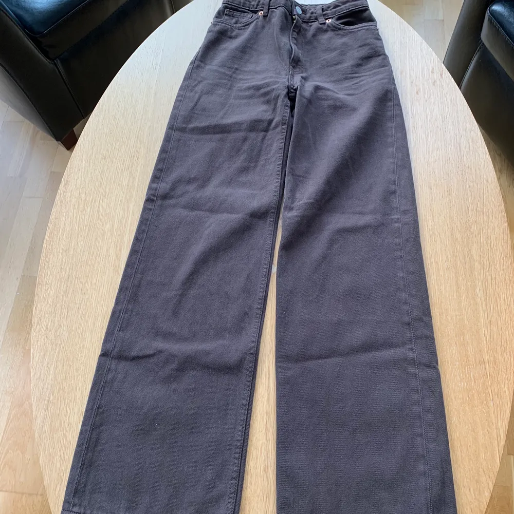 Bruna jeans från Monki i storlek 24. Mycket fint skick. Endast använda fåtal gånger. Köpta förra året för 400kr. Säljer då de inte kommer till användning längre. Köparen står för frakt! . Jeans & Byxor.