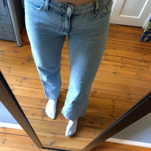 Jeans från Monki strl 38/40 - Jeans från Monki i snygg wash, strl 38/40. Jag är själv 184 och jeansen är en aning korta på mig (se bilder), därav att jag säljer dem. Annars är de supersnygga! 