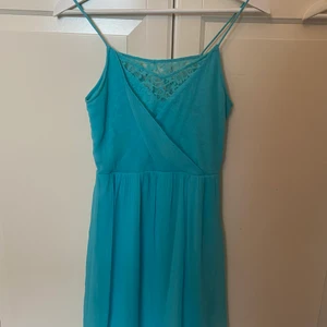 Sommarklänning, Vero Moda, Strl: XS - Sommarklänning i nyskick använd ett fåtal gånger. Perfekt sommarklänning till middagar och andra tillställningar.