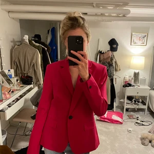 Rosa kavaj från zara  - Säljer min supersnygga rosa kavaj från zara. Sitter jättebra och är väldigt skön. Stl XS-S! Säljer för 200kr. 