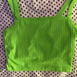 Neongrönt linne - Super snyggt neon grönt linne. Det är mer neon grönt i verkligheten. Köparen står för frakt :)