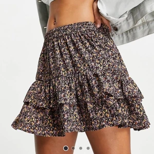 Blommig Volang kjol  - Säljer denna super söta och fina volang kjolen i storlek 36. 💜Så så fin men använder aldrig. Sitter super bra på både M och S. Jätte skön. Använt 2 gånger 