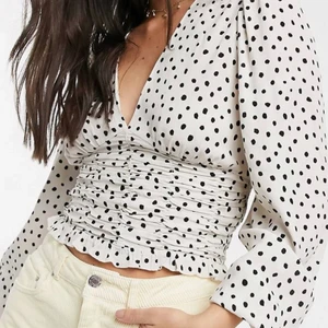 Prickig söt topp - Säljer denna söta prickiga toppen, perfekt till sommaren🤩 Jätte god skick då jag knappt använt den då jag köpte den efter förra sommaren.. passar både S Xs M