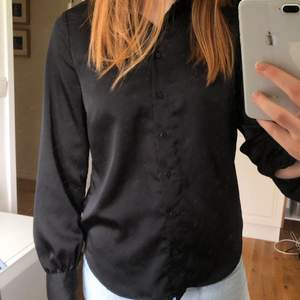 Fin svart skjorta från gina tricot i silkesmaterial🖤 Lite för liten så används inte. 100kr + 66kr frakt. Hör sv dig vid intresse🤩