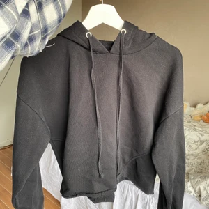 Croppad hoodie - Säljer min croppad hoodie då den inte används! Den är skön i materialet och går även utmärkt att träna i då den är luftig och skön. Köparen står för frakt 😇
