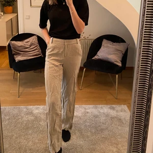 Byxor i linneblandning  - Superfina byxor i linneblandning från Esprit! De är i storleken 32 och är använda ett fåtal gånger, därav säljs dom❣️ Dom är ostrukna på bilderna och därför skrynkliga, köparen står för frakt❤️💕 Hör av er för fler frågor! 