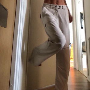 Beiga byxor - Supercoola beiga byxor med dragkedja detaljer!! (Kan göras till shorts också) passar en 34-38