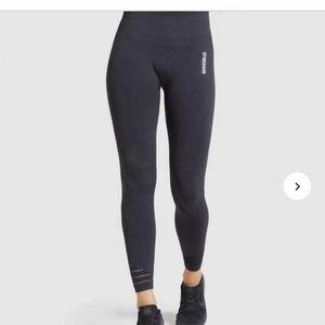 Gymshark - Super fina tights från gymshark som endast är använda ett fåtal gånger. Jag gjorde en garderobsränsning och insåg att det är bättre att någon annan får användning för dem! De är slutsålda på hemsidan! Ny pris 650kr