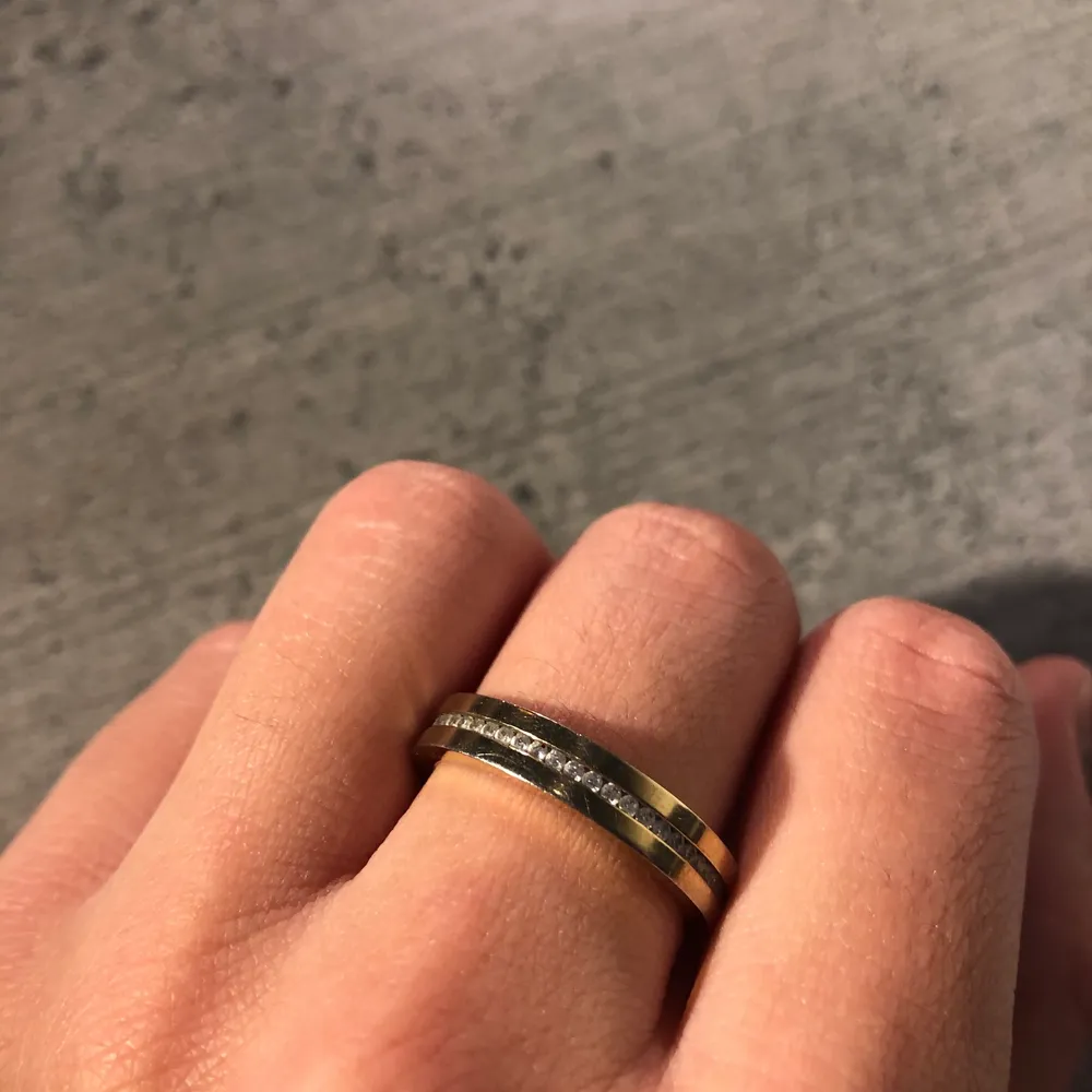 Säljer Denna skitfina ring från edblads som tyvär inte passar mig :( guld med diamanter (inte riktig, antar jag) 🤍 ca 2 cm diameter . Accessoarer.