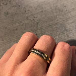 Säljer Denna skitfina ring från edblads som tyvär inte passar mig :( guld med diamanter (inte riktig, antar jag) 🤍 ca 2 cm diameter 
