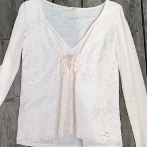 Odd Molly blus - Jättefin och superskön odd molly blus. Blusen är ljusrosa med spetsdetaljer och ett sidenband fram. Passar perfekt till både vardag och fest, endast använd ett fåtal tillfällen.