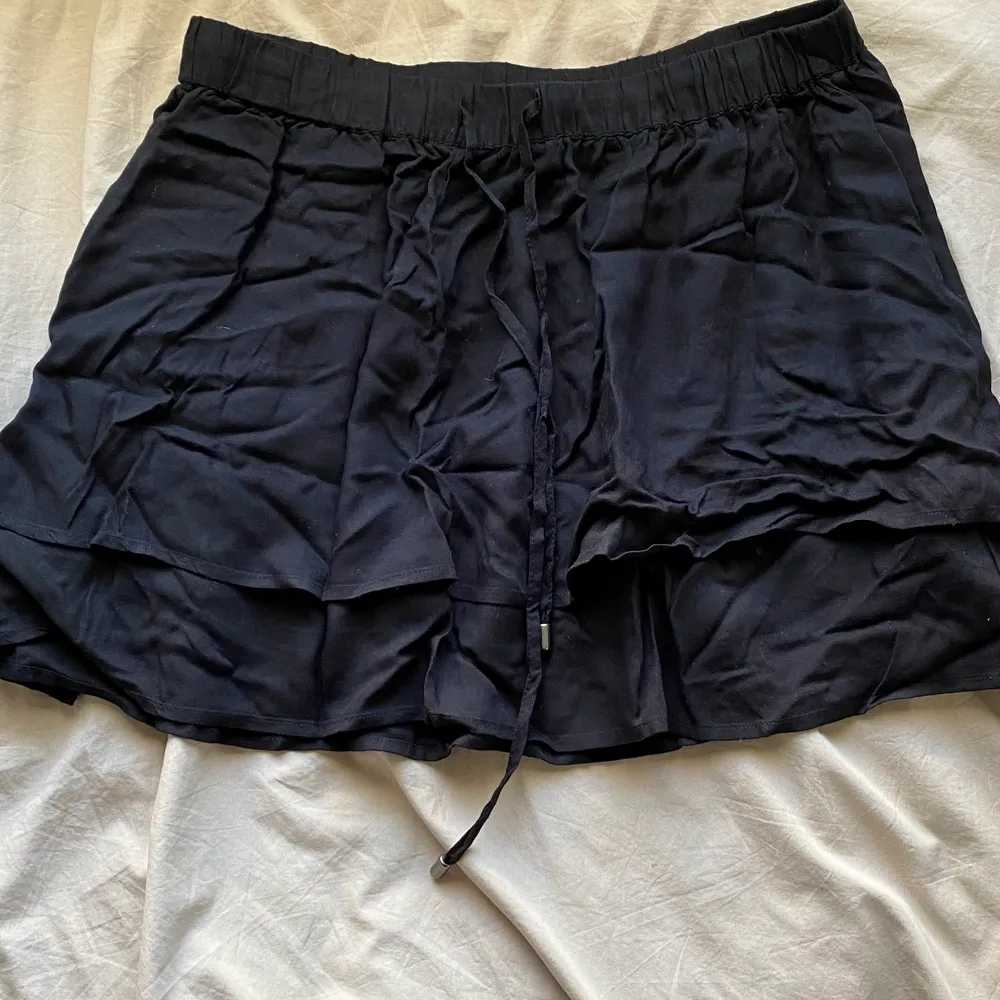 Svart volang kjol köpt från HM 2015, fortfarande ny för jag hittade inte nånstans och ta den på 🥲 . Kjolar.