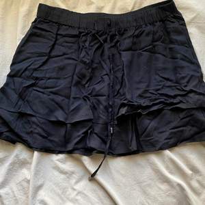 Svart volang kjol köpt från HM 2015, fortfarande ny för jag hittade inte nånstans och ta den på 🥲 