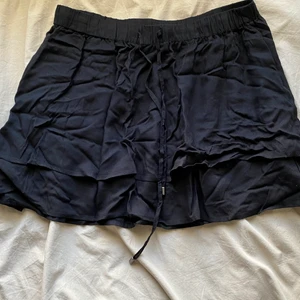 Svart kjol - Svart volang kjol köpt från HM 2015, fortfarande ny för jag hittade inte nånstans och ta den på 🥲 