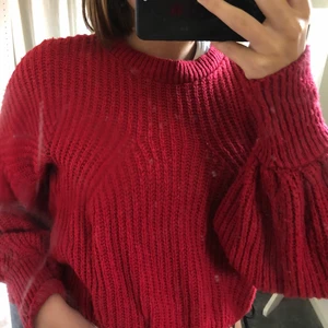 Röd stickad tröja - Gosig röd stickad tröja med puffiga ärmar❤️. Storlek S