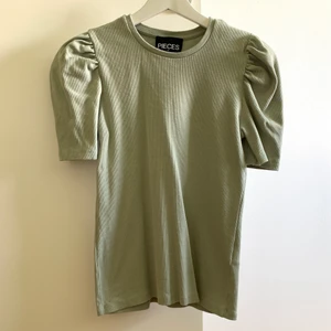 Topp med puffärm - Söt ribbad topp med puffärm