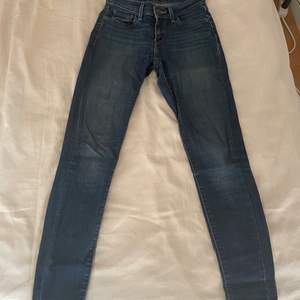 Blåa 710 super skinny levis jeans, för små för mig tyvärr. Använda ett fåtal gånger! Väldigt fina på.