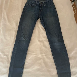 Jeans - Blåa 710 super skinny levis jeans, för små för mig tyvärr. Använda ett fåtal gånger! Väldigt fina på.