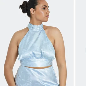 Ljusblå sommartopp 💙 - Säljer min helt oanvända ljusblåa sommartopp från BikBok med prislapp kvar, säljer för 199 kr då det var priset jag köpte den för och helt oanvänd som sagt 🥰 Vid många intresserade blir de budgivning! Storlek S i toppen 😇💙