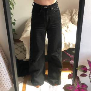 svarta wide leg jeans från weekday i modellen beat (säljs inte längre). hög midja och långa vida ben! frakt på 66kr tillkommer!<3