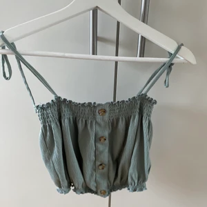 Topp  - Grön topp från HM, aldrig använd, kan frakta eller mötas upp i Uppsala 