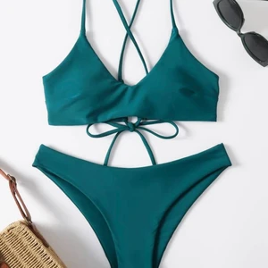 Bikini  - En mörk grön bikini den Shein. Säljer då den inte används. Storleken är i S men skulle säga att den är lite mindre så kanske XS. Den är aldrig använd!        Kan skickas, köparen står för frakt