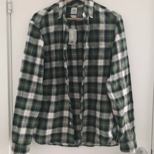 Rutig skjorta -  En rutig skjorta från H&M i storlek S. Aldrig använd. ❤️ köparen står för frakt