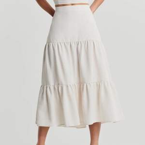 Gräddvit kjol från Gina tricot, storlek s. Använd fåtal gånger och säljer då den inte kommer till användning helt enkelt! Färgen är som på andra bilden. 150kr