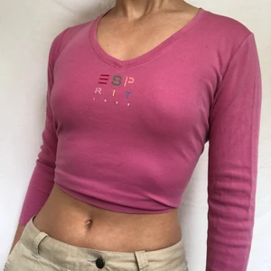 Esprit  - Esprit tröja i nyskick. Storlek m. Visas på en s. Köpare står för frakt. Så coola färger! 