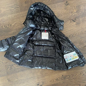 Moncler Maya Täckjacka - Dunjacka 4/5 (4-5 åring) svart. Använd men som ny. Ord pris 4989kr babyshop.se 