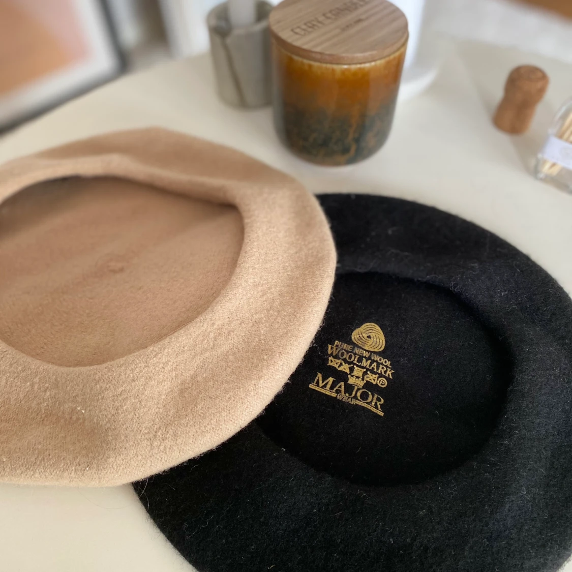 Baskers i beige och svart - 90