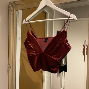 Fint linne i sammet - Jättefin topp i sammet, djup urringning! Perfekt till varma sommardagar!   Hämtas hos mig på Kungsholmen eller skickas för 45 kr 💌