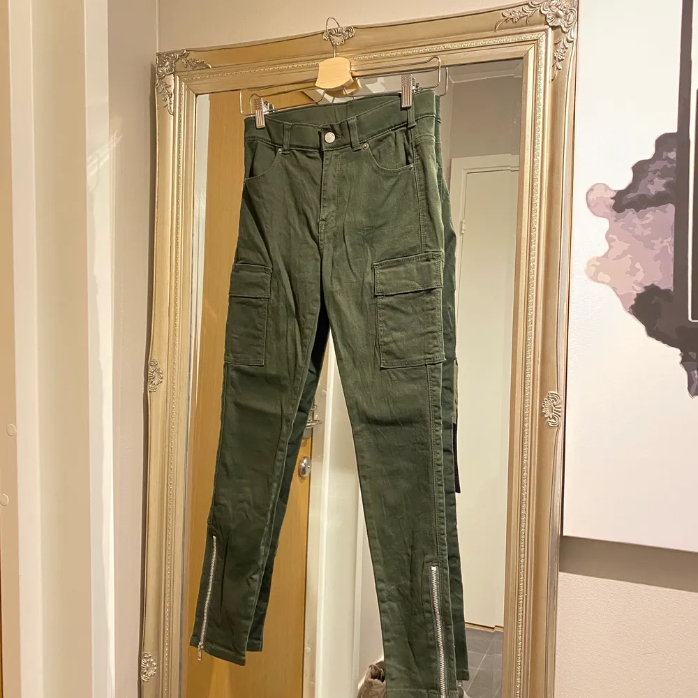 Jättesnygga byxor med fickor på sidan och dragkedja nedtill.  Hämtas hos mig på Kungsholmen eller skickas för 62 kr. Jeans & Byxor.