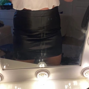 Läderkjol från Ginatricot  - Läderkjol från Ginatricot. Stl: 40