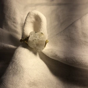 ~Jennifer~ - Jennifer är bra för dig om du gillar att sticka ut lite. Jennifer är gjord av en guldfärgad metalltråd och en ganska stor fin vit sten. 71kr med frakt 🚚 