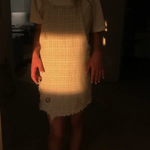 Klänning, Zara - Säljer en så fin klänning från zara barn. Lappen är avklippt så vet inte exakta storleken men den passar mig som är ca 150cm och oftast bär xs. Den är i jättefint skick, knappt använd och finns inte längre att köpa på Zara!
