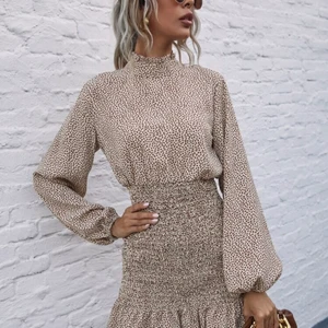 SHEIN klänning - Beige klänning från SHEIN i strl S. Lite i strl, passar XS. Helt oanvänd. Finns i Västerås, kan skickas om köparen står för frakt.