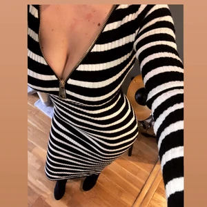 Klänning  - En randig strechig klänning med dragkedja. Använd Max 2 ggr för längesen nu ligger den bara i garderoben, kan användas både till S och M då den är så strechig🖤🤍