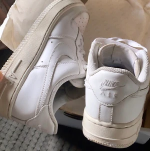 Air force 1 - Säljer dessa skor som är i storlek 37-38, de kommer tyvärr inte till någon användning och därför säljer jag de. De är lite slitna där fram så om du är intresserad kan jag skicka bild. Buda privat! 400kr nu 
