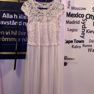 Lång sommar klänning  - Fin ny klänning använt en gång endast och ny tvättat. För fler info skriv privat!