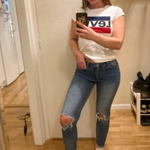 Pull&bear jeans - Låga jeans i runt jeanstyg från pull & bear. Jag är 161 cm lång och dom passar perfekt i längden 