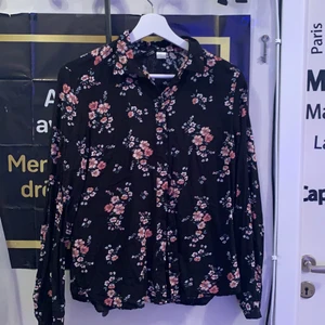 Skjorta  - Ny aldrig använt och vill bara få bort den. Skriv för mer information om ni vill!