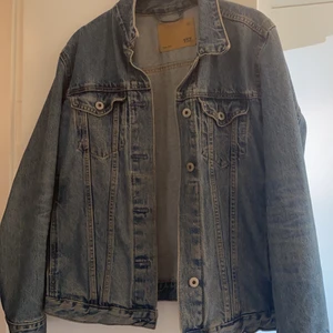 Jeans jacka - Storlek XS men väldigt oversized. Sparsamt andvänd. 