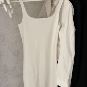 Vit klänning - Denna fina klänningen från bikbok som är tight och har en liten slit där bak jätte fin men för liten