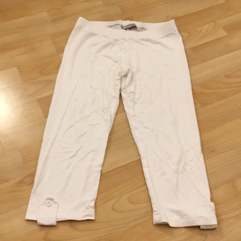 Genomskynliga vita halv byxor det är så modellen är och de är sköna i material.. Jeans & Byxor.
