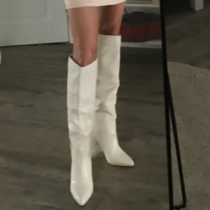 Vita boots🤍 - Helt nya vita boots från Nelly i storlek 37, säljer då jag köpt ett annat par! 